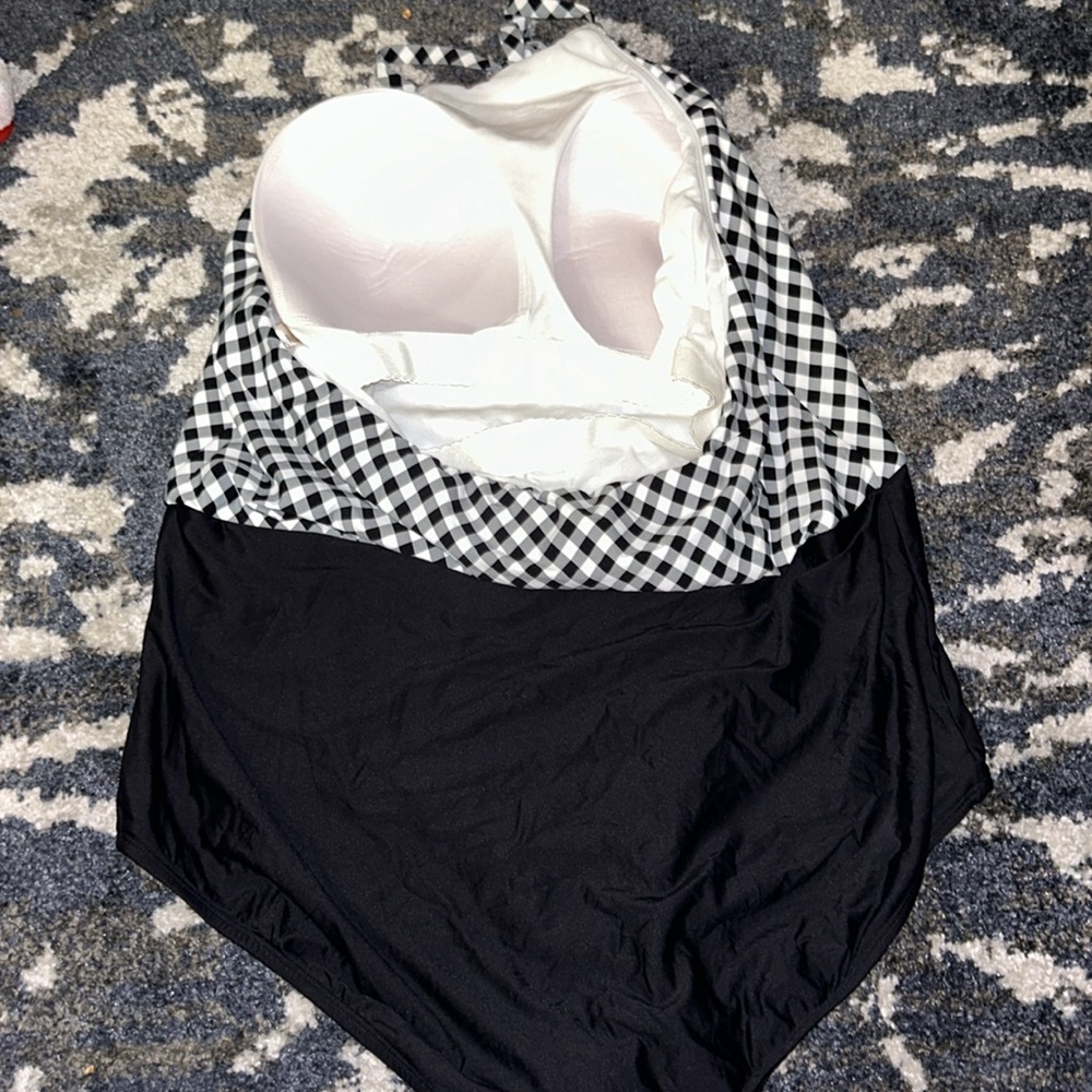 New plus size swimsuit one piece with halter top style. - Picture 6 of 6
